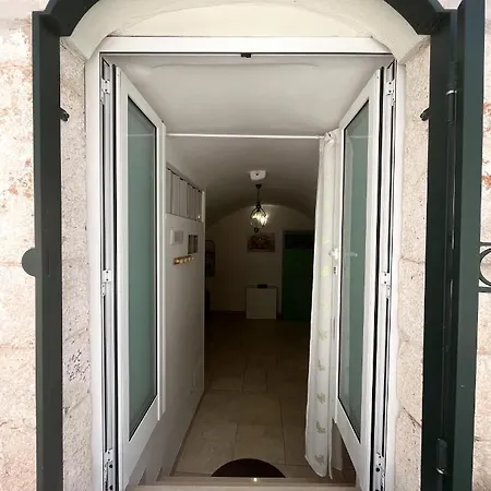 La Nicchia كونفيرسانو